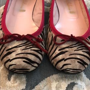 Leopard print ballerina shoes with red trim